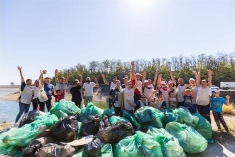 Voluntarii români au colectat peste 4 tone de deșeuri în cadrul inițiativei transnaționale River Cleanup Collective