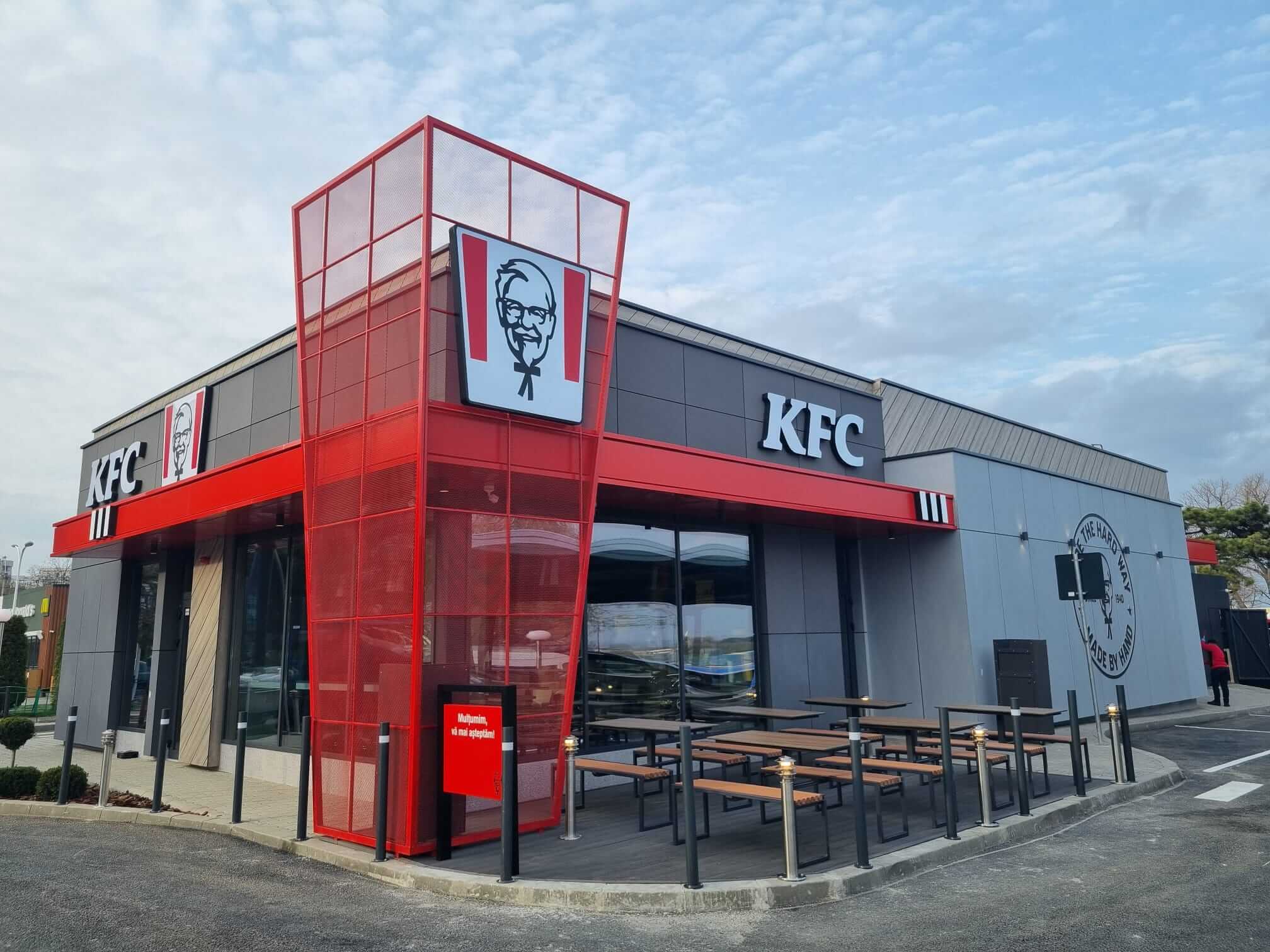 Sphera Group investește 1,2 mil. euro în primul KFC de tip Drive Thru, echipat cu panouri fotovoltaice Sphera Group investește 1,2 mil. euro în primul KFC de tip Drive Thru, echipat cu panouri fotovoltaice