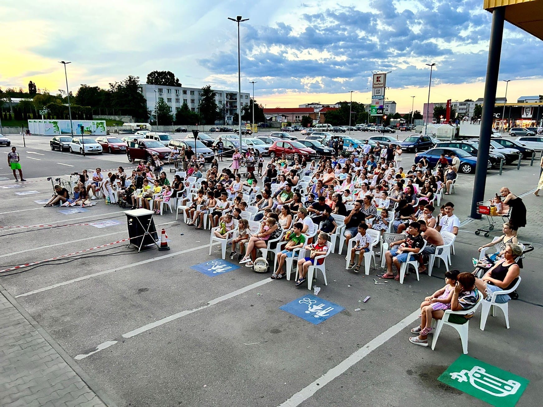 Cinemobilul împlinește 10 ani de activitate și pornește în cel mai mare turneu din țară, cu sprijinul Kaufland