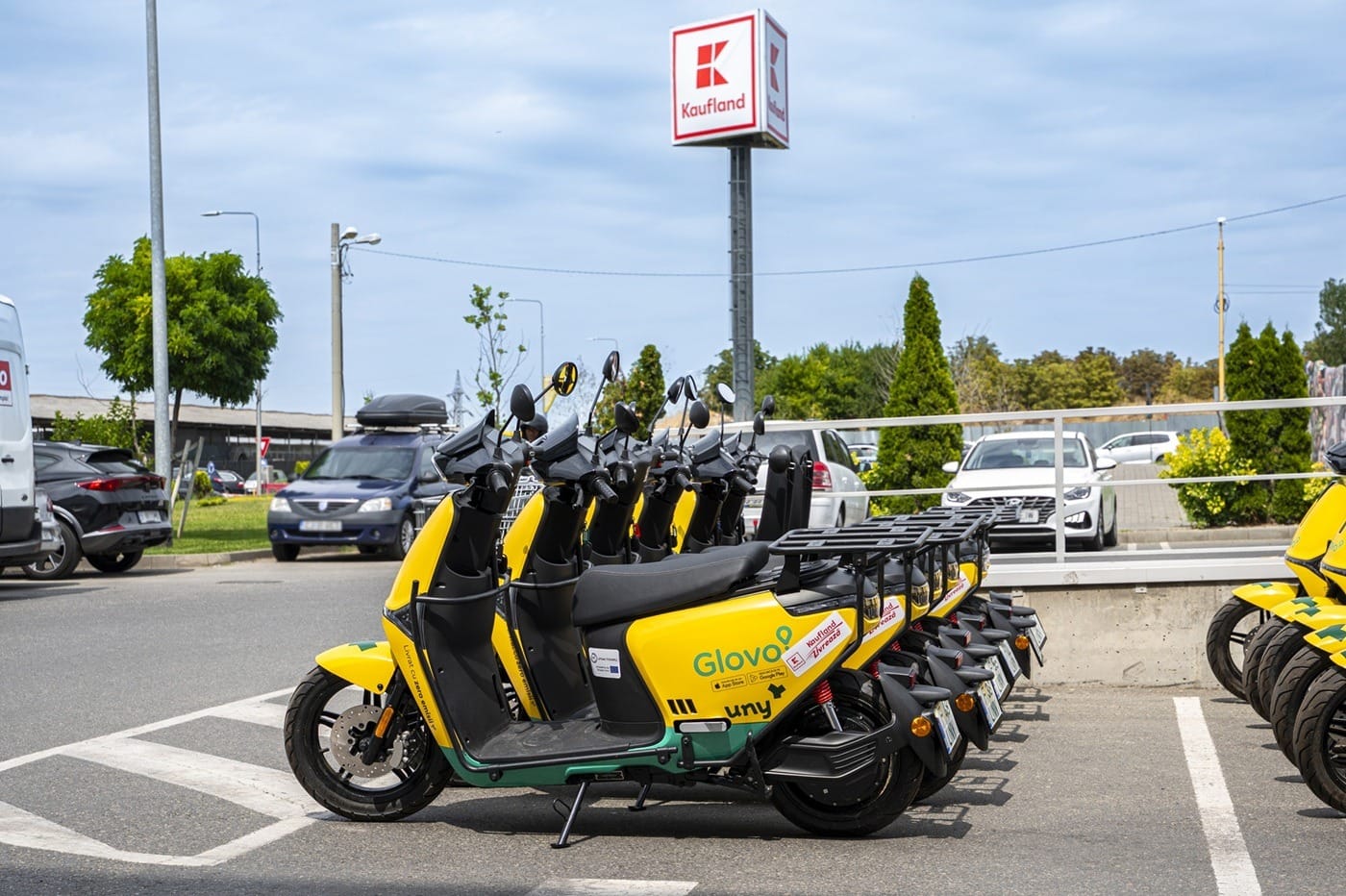 Glovo, Uny și Kaufland introduc 20 de vehicule electrice și stații de încărcare în Constanța