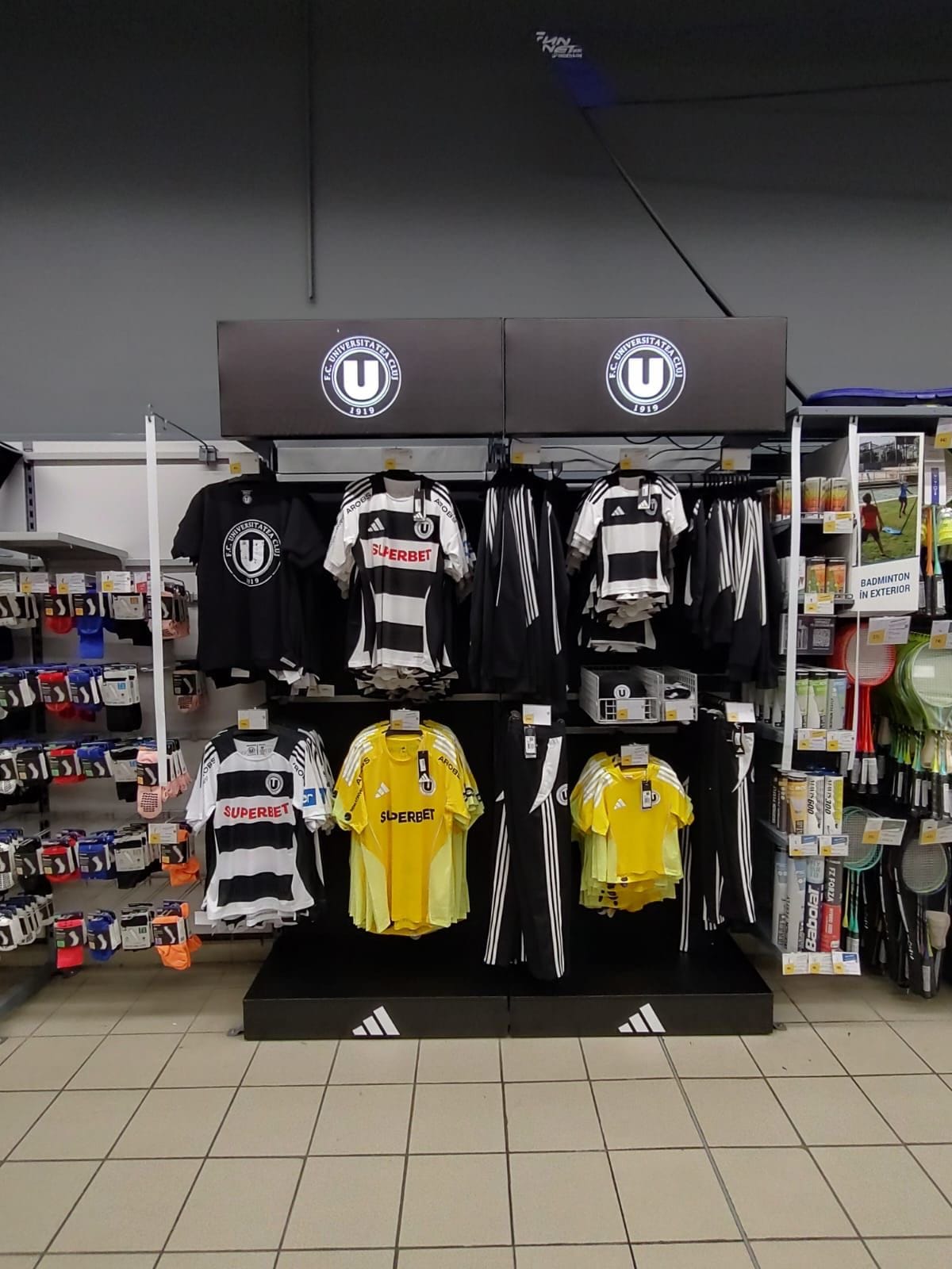 Fan shopul oficial al echipei de fotbal Universitatea Cluj, lansat în magazinul Decathlon Cluj Fan shopul oficial al echipei de fotbal Universitatea Cluj, lansat în magazinul Decathlon Cluj