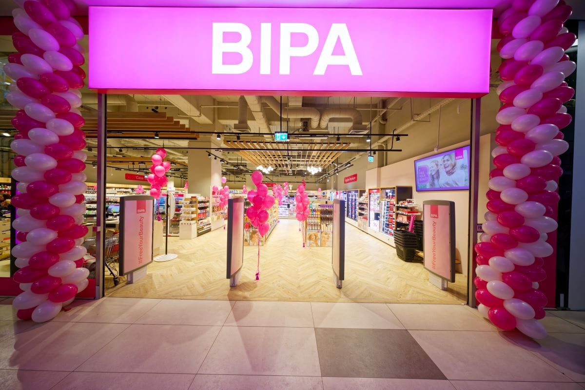 BIPA deschide astăzi primul magazin din România, în centrul comercial Mega Mall București